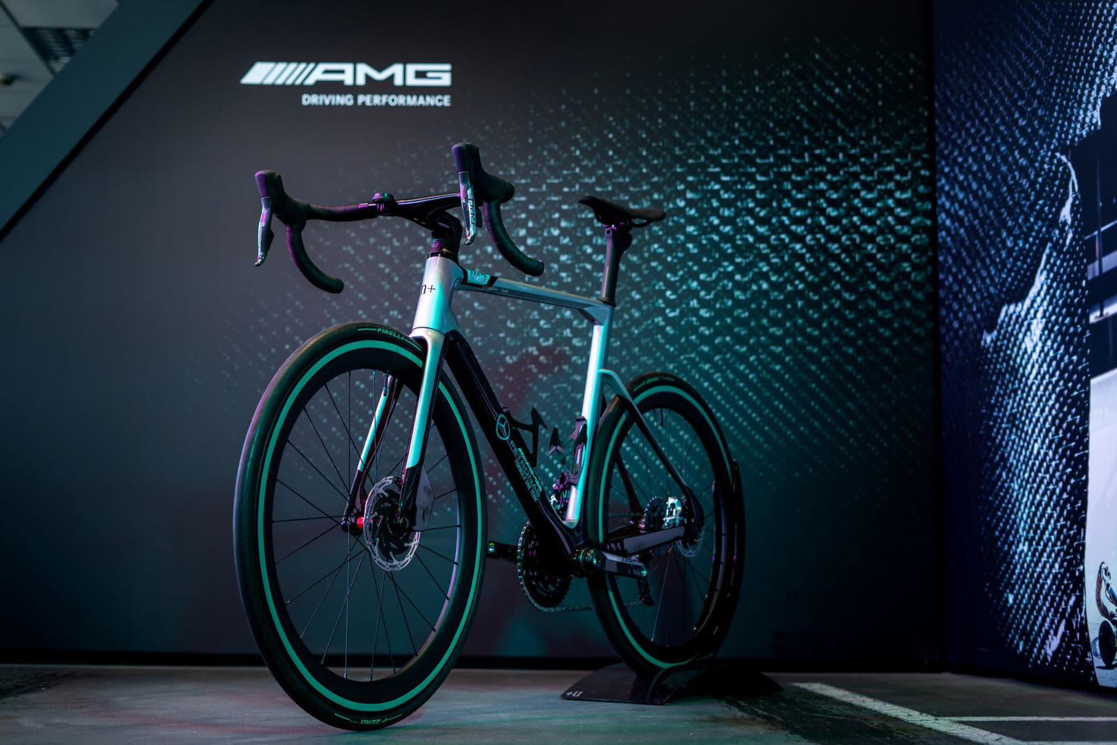 Mercedes-AMG PETRONAS F1® Team V13 Édition Route